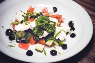 tabakta vejetaryen Yunan salatası