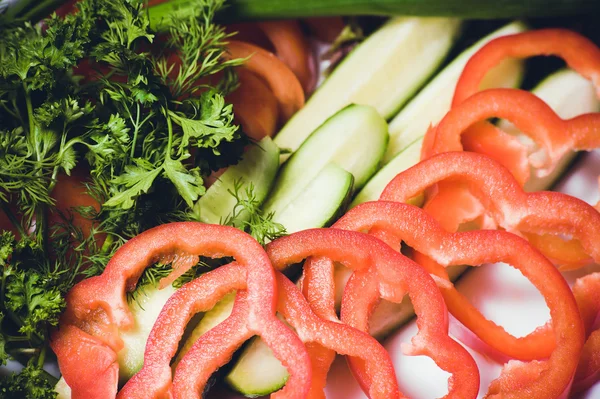 Domates, salatalık ve biber kesmek — Stok fotoğraf