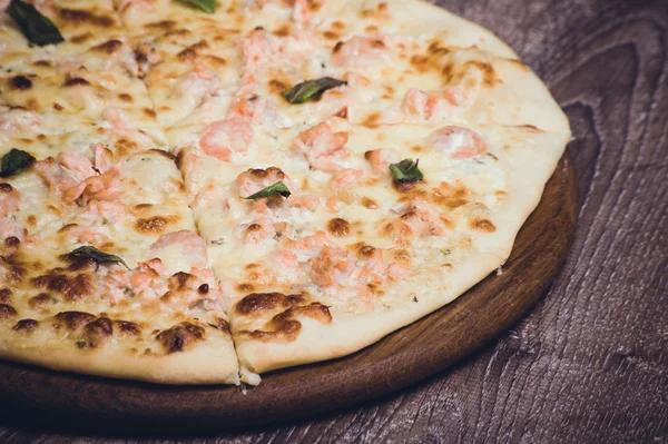 Pizza au saumon et sauce crémeuse — Photo