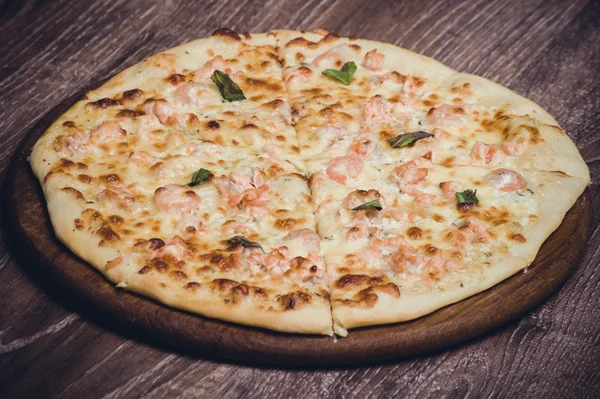 Pizza au saumon et sauce crémeuse — Photo