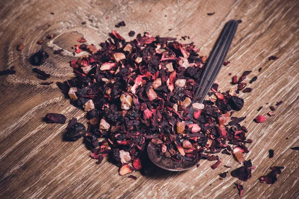 Foglie di tè nero con frutti — Foto Stock