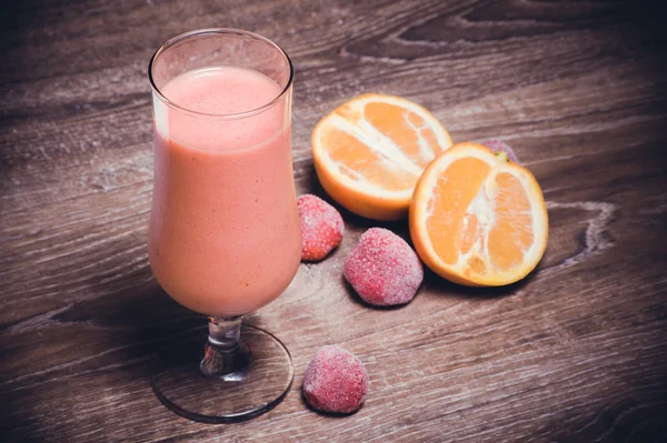 Orange jordgubbssmoothie i glas — Stockfoto