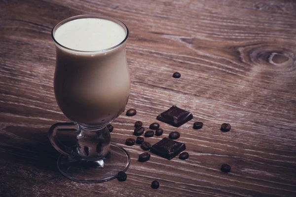 Latte com chocolate e grãos de café — Fotografia de Stock