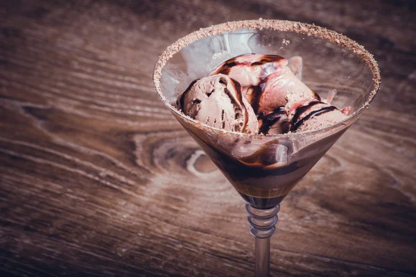 Çikolatalı dondurma kakao ile — Stok fotoğraf