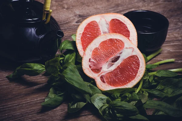 Grapefruit és bazsalikom tea kerül felszolgálásra, kupa — Stock Fotó