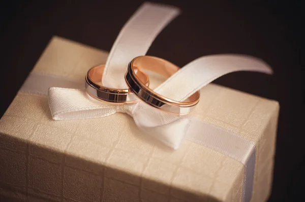 แหวนแต่งงานสองแหวนบนโบว์สีขาว — ภาพถ่ายสต็อก