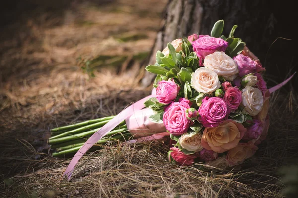 ช่อดอกไม้แต่งงานจากดอกกุหลาบสีต่าง ๆ — ภาพถ่ายสต็อก