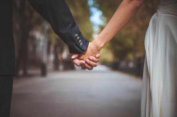 Pár se drží ruku spolu v parku — Stock fotografie