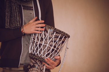 kişi Jambe Drum oynama 