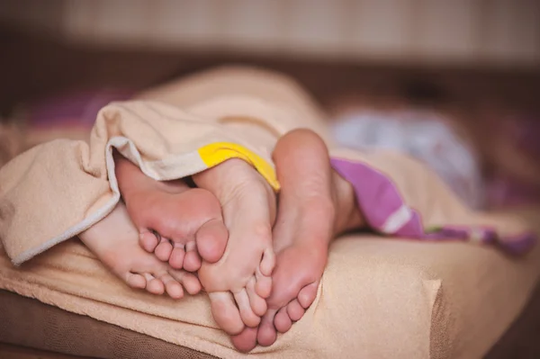 Casal descalço na cama sem rosto — Fotografia de Stock