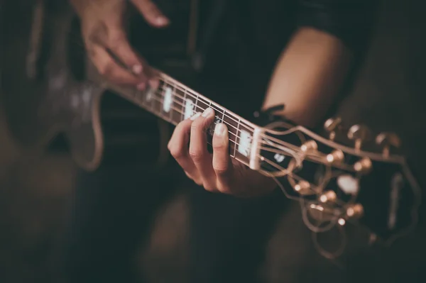 Παίζοντας κιθάρα δεν πρόσωπο άνθρωπος — Φωτογραφία Αρχείου