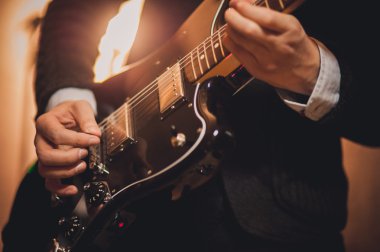 gitar çalmak yüzsüz adam