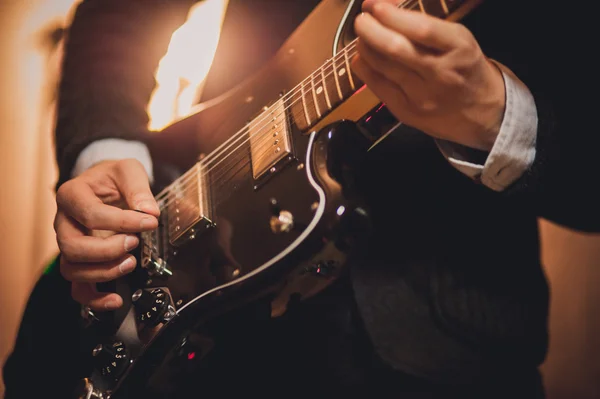 Männer, die Gitarre spielen, kein Gesicht — Stockfoto