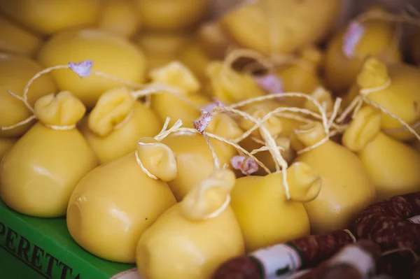 Caciocavallo peynir yerel pazarda satılan — Stok fotoğraf