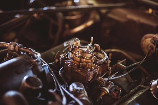 Gebruikte carburateur uit het brandstofsysteem van de levering van benzinemotor — Stockfoto