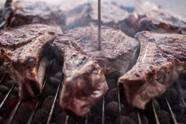 Bifes de carne grandes no churrasco grelhado osso com termômetro — Fotografia de Stock