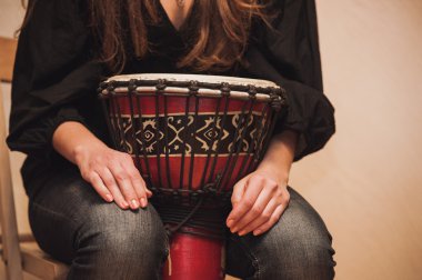 yüzü olmayan Jambe üzerinde oynayan kişi Drum