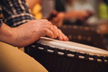 yüzü olmayan Jambe üzerinde oynayan kişi Drum