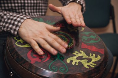 yüzü olmayan Jambe üzerinde oynayan kişi Drum