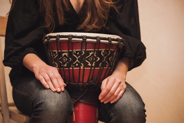 Persona tocando en Jambe Drum sin cara — Foto de Stock