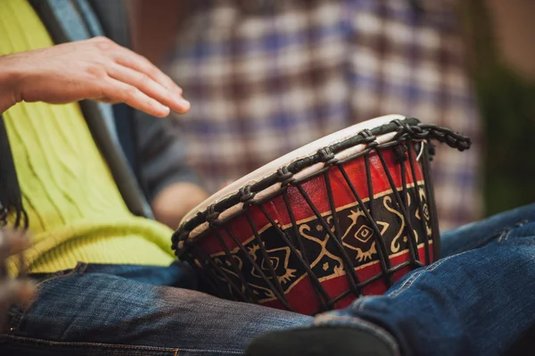 Persona tocando en Jambe Drum sin cara — Foto de Stock