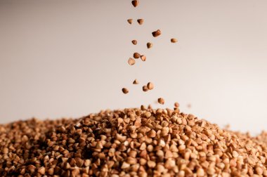 Beyaz bir arka plan üzerine düşen buğday