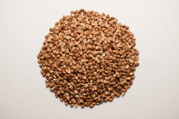 Pila de granos de trigo sarraceno aislada sobre fondo blanco — Foto de Stock