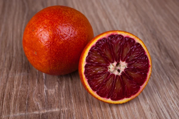 赤い血シチリア オレンジ全体と半分 — ストック写真