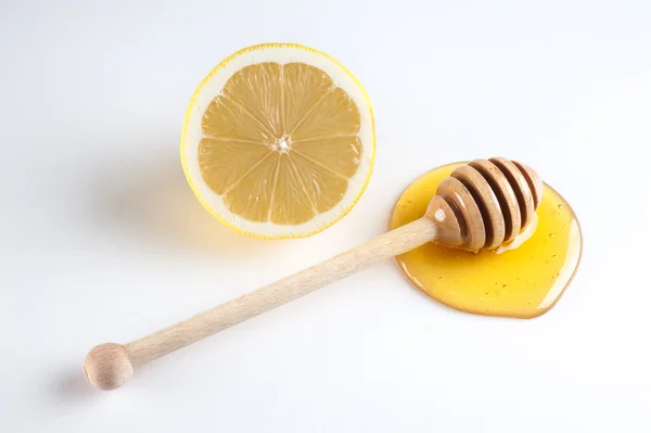 Mitad de limón y miel con cazo de madera — Foto de Stock