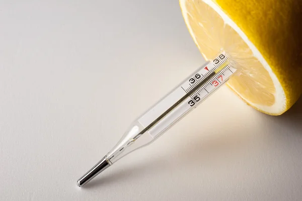 Limão com termómetro isolado sobre fundo branco — Fotografia de Stock