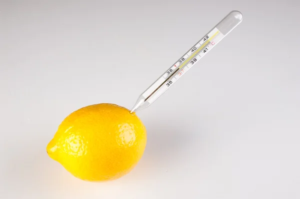 Teploměr zásobník v citronu izolovaných na bílém — Stock fotografie