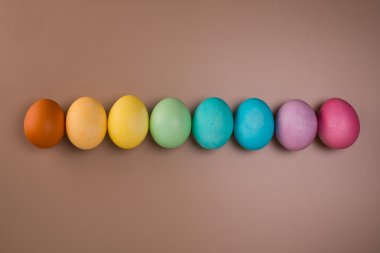 Paskalya yumurta satır bej renkli arka plan üzerinde