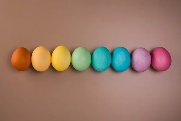 Ovos de Páscoa linha no fundo bege — Fotografia de Stock