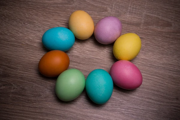 Círculo de huevos de Pascua pastel aislado sobre fondo de madera —  Fotos de Stock