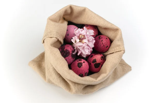 Rózsaszín fürj húsvéti tojás, virág, zsák — Stock Fotó