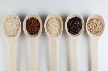 Beyaz arka plan üzerinde izole kaşık pirinç çeşitleri