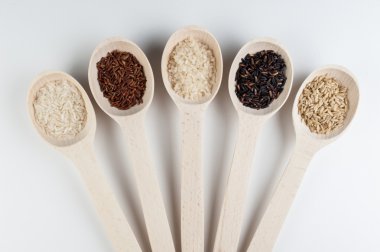 Beyaz arka plan üzerinde izole kaşık pirinç çeşitleri