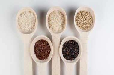 Beyaz arka plan üzerinde izole kaşık pirinç çeşitleri