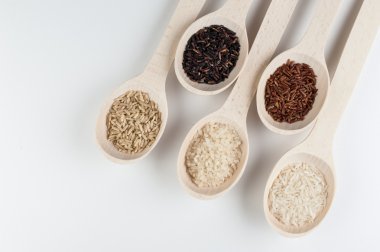 Beyaz arka plan üzerinde izole kaşık pirinç çeşitleri 