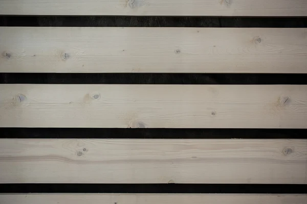 Parete di tavole di legno chiaro con spazi vuoti — Foto Stock