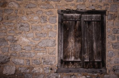 Ahşap pencere kepenk ve terk edilmiş evin yıpranmış duvar kadar Boarded.