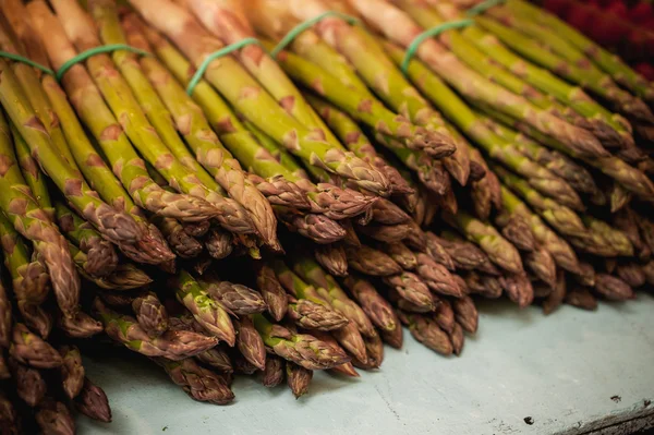 Fresh bundles of organic asparagus — Stok fotoğraf