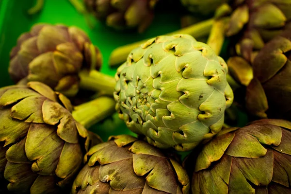 Pile of  Artichokes at the farmers market — Stok fotoğraf