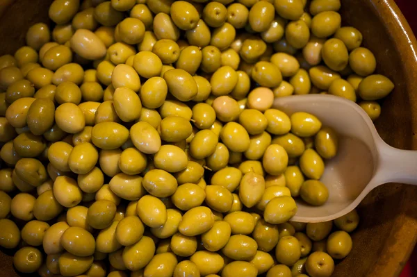Frische grüne Oliven auf dem Markt verkauft — Stockfoto
