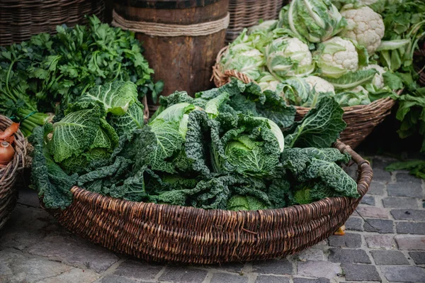 Basket with various cabbages Savoy , romanesco, cauliflower, white head , broccoli, brussels sprouts, Chinese — Stock Fotó