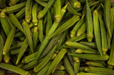 Taze çiğ yeşil Bayan parmak - bamya