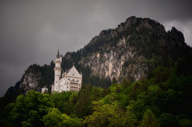 Neuschwanstein, güzel sonbahar manzara Panorama resim Munich Bavyera yakınındaki masal kalesi, 