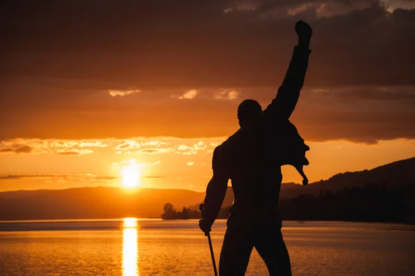 Pôr do sol no lago Geneva sobre a estátua de Freddie Mercury em Montreux, Suíça — Fotografia de Stock