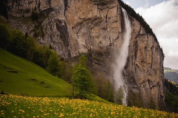 Bella cascata nel villaggio svizzero di Lauterbrunnen . — Foto Stock