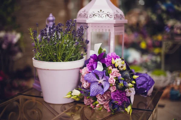 Buquê roxo de rosas e orquídea na mesa decorada — Fotografia de Stock